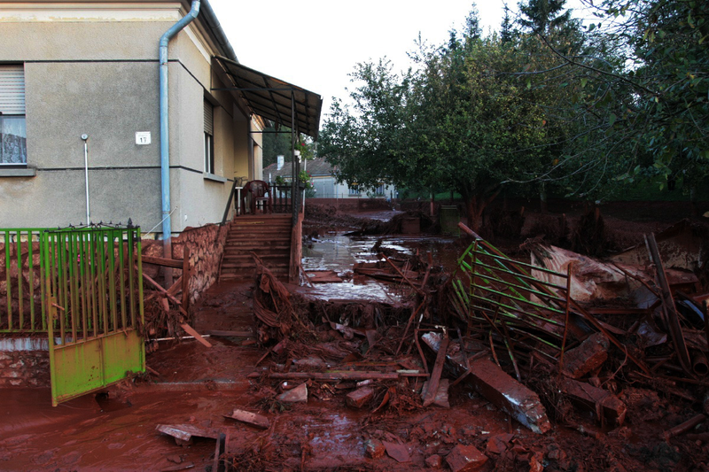 Illustration for article titled Revisiting the Small Village That Was Completely Devastated By Toxic Red Sludge